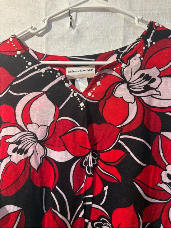 Alfred Dunner Tops - Alfred Dunner Top :Red, Black .Stunning Bold Floral . Flattering,Studded V-Neck!